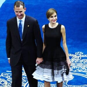 La reine Letizia et le roi Felipe VI d'Espagne présidaient la cérémonie des Prix Princesse des Asturies le 23 octobre 2015 au Théâtre Campoamor à Oviedo.