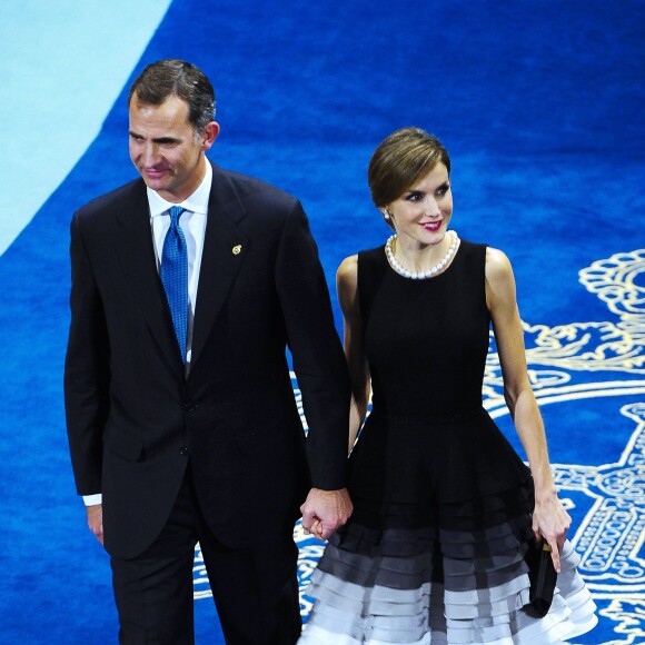 La reine Letizia et le roi Felipe VI d'Espagne présidaient la cérémonie des Prix Princesse des Asturies le 23 octobre 2015 au Théâtre Campoamor à Oviedo.