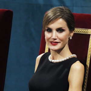 La reine Letizia et le roi Felipe VI d'Espagne présidaient la cérémonie des Prix Princesse des Asturies le 23 octobre 2015 au Théâtre Campoamor à Oviedo.