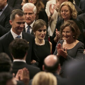 La reine Letizia, sous le regard de sa mère Paloma Rocasolano, et le roi Felipe VI d'Espagne s'avancent vers l'estrade pour présider la cérémonie des Prix Princesse des Asturies le 23 octobre 2015 au Théâtre Campoamor à Oviedo.