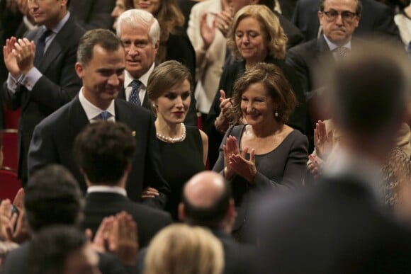 La reine Letizia, sous le regard de sa mère Paloma Rocasolano, et le roi Felipe VI d'Espagne s'avancent vers l'estrade pour présider la cérémonie des Prix Princesse des Asturies le 23 octobre 2015 au Théâtre Campoamor à Oviedo.