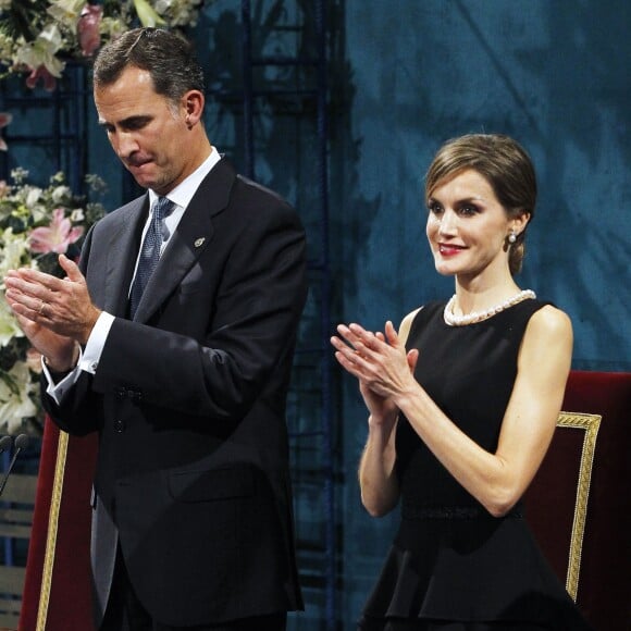 La reine Letizia et le roi Felipe VI d'Espagne présidaient la cérémonie des Prix Princesse des Asturies le 23 octobre 2015 au Théâtre Campoamor à Oviedo.