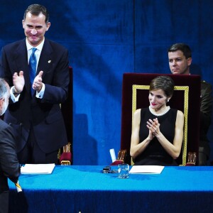 La reine Letizia et le roi Felipe VI d'Espagne présidaient la cérémonie des Prix Princesse des Asturies le 23 octobre 2015 au Théâtre Campoamor à Oviedo.