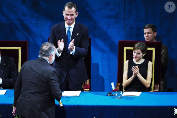 La reine Letizia et le roi Felipe VI d'Espagne présidaient la cérémonie des Prix Princesse des Asturies le 23 octobre 2015 au Théâtre Campoamor à Oviedo.