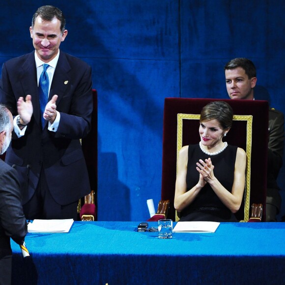 La reine Letizia et le roi Felipe VI d'Espagne présidaient la cérémonie des Prix Princesse des Asturies le 23 octobre 2015 au Théâtre Campoamor à Oviedo.
