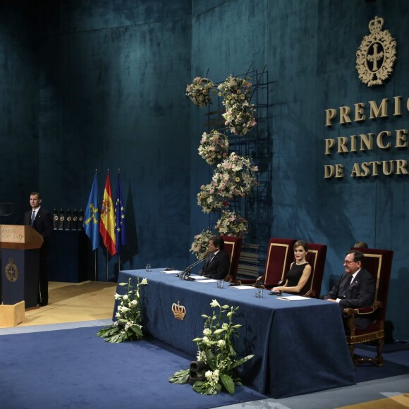 La reine Letizia et le roi Felipe VI d'Espagne présidaient la cérémonie des Prix Princesse des Asturies le 23 octobre 2015 au Théâtre Campoamor à Oviedo.