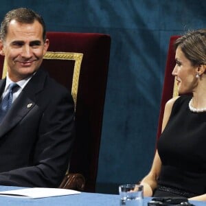 La reine Letizia et le roi Felipe VI d'Espagne présidaient la cérémonie des Prix Princesse des Asturies le 23 octobre 2015 au Théâtre Campoamor à Oviedo.