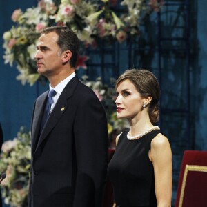 La reine Letizia et le roi Felipe VI d'Espagne présidaient la cérémonie des Prix Princesse des Asturies le 23 octobre 2015 au Théâtre Campoamor à Oviedo.