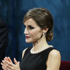 La reine Letizia et le roi Felipe VI d'Espagne présidaient la cérémonie des Prix Princesse des Asturies le 23 octobre 2015 au Théâtre Campoamor à Oviedo.