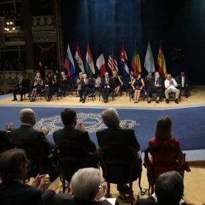 La reine Letizia et le roi Felipe VI d'Espagne présidaient la cérémonie des Prix Princesse des Asturies le 23 octobre 2015 au Théâtre Campoamor à Oviedo.