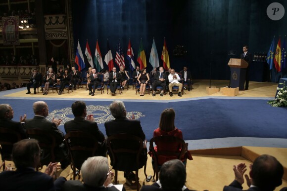 La reine Letizia et le roi Felipe VI d'Espagne présidaient la cérémonie des Prix Princesse des Asturies le 23 octobre 2015 au Théâtre Campoamor à Oviedo.