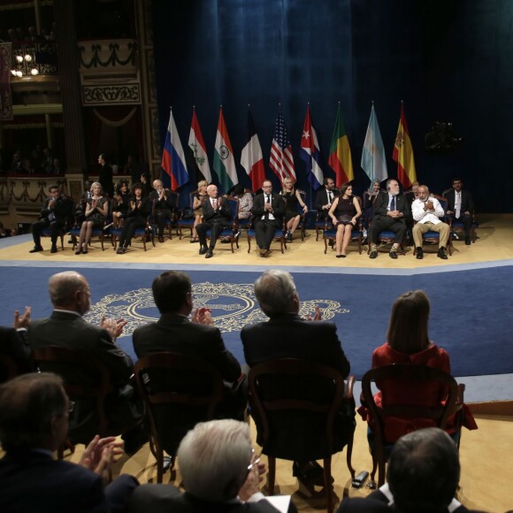 La reine Letizia et le roi Felipe VI d'Espagne présidaient la cérémonie des Prix Princesse des Asturies le 23 octobre 2015 au Théâtre Campoamor à Oviedo.