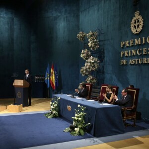 La reine Letizia et le roi Felipe VI d'Espagne présidaient la cérémonie des Prix Princesse des Asturies le 23 octobre 2015 au Théâtre Campoamor à Oviedo.