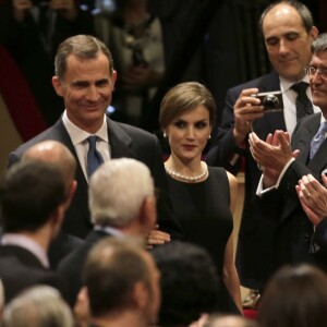 La reine Letizia et le roi Felipe VI d'Espagne présidaient la cérémonie des Prix Princesse des Asturies le 23 octobre 2015 au Théâtre Campoamor à Oviedo.