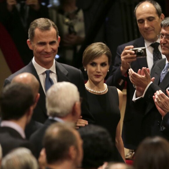 La reine Letizia et le roi Felipe VI d'Espagne présidaient la cérémonie des Prix Princesse des Asturies le 23 octobre 2015 au Théâtre Campoamor à Oviedo.