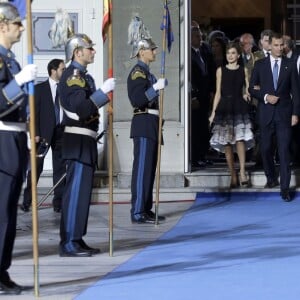 Le roi Felipe VI et la reine Letizia d'Espagne, accompagnés par la reine Sofia, présidaient la cérémonie des Prix Princesse des Asturies le 23 octobre 2015 au Théâtre Campoamor à Oviedo.