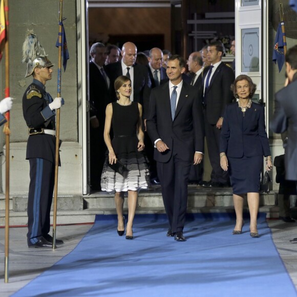 Le roi Felipe VI et la reine Letizia d'Espagne, accompagnés par la reine Sofia, présidaient la cérémonie des Prix Princesse des Asturies le 23 octobre 2015 au Théâtre Campoamor à Oviedo.