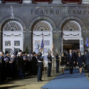 Le roi Felipe VI et la reine Letizia d'Espagne, accompagnés par la reine Sofia, présidaient la cérémonie des Prix Princesse des Asturies le 23 octobre 2015 au Théâtre Campoamor à Oviedo.