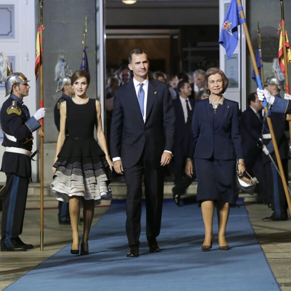 Le roi Felipe VI et la reine Letizia d'Espagne, accompagnés par la reine Sofia, présidaient la cérémonie des Prix Princesse des Asturies le 23 octobre 2015 au Théâtre Campoamor à Oviedo.