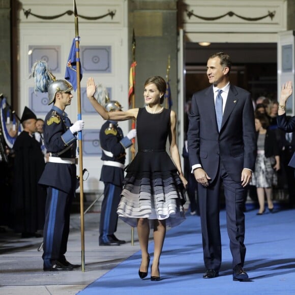 Le roi Felipe VI et la reine Letizia d'Espagne, accompagnés par la reine Sofia, présidaient la cérémonie des Prix Princesse des Asturies le 23 octobre 2015 au Théâtre Campoamor à Oviedo.