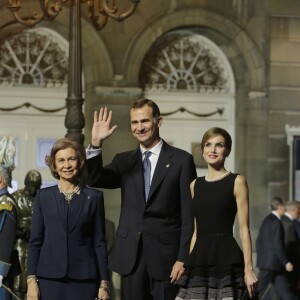 Le roi Felipe VI et la reine Letizia d'Espagne, accompagnés par la reine Sofia, présidaient la cérémonie des Prix Princesse des Asturies le 23 octobre 2015 au Théâtre Campoamor à Oviedo.