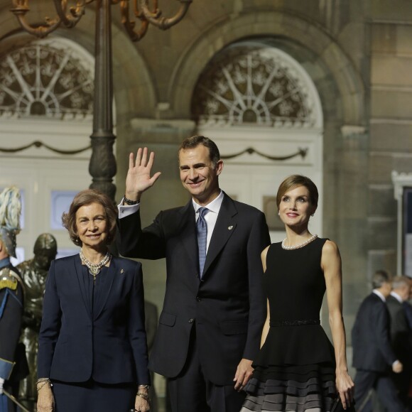 Le roi Felipe VI et la reine Letizia d'Espagne, accompagnés par la reine Sofia, présidaient la cérémonie des Prix Princesse des Asturies le 23 octobre 2015 au Théâtre Campoamor à Oviedo.