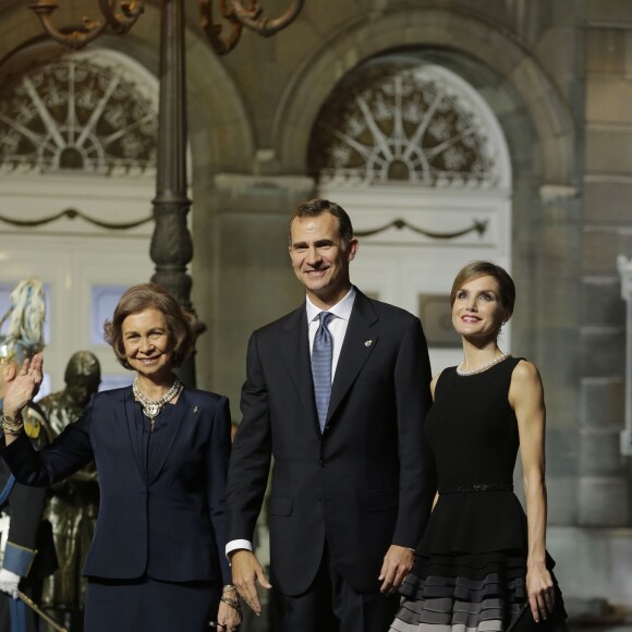Le roi Felipe VI et la reine Letizia d'Espagne, accompagnés par la reine Sofia, présidaient la cérémonie des Prix Princesse des Asturies le 23 octobre 2015 au Théâtre Campoamor à Oviedo.