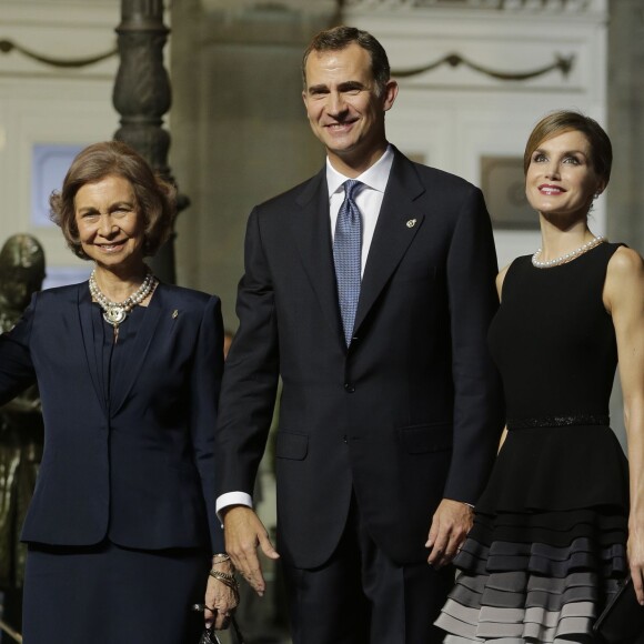 Le roi Felipe VI et la reine Letizia d'Espagne, accompagnés par la reine Sofia, présidaient la cérémonie des Prix Princesse des Asturies le 23 octobre 2015 au Théâtre Campoamor à Oviedo.