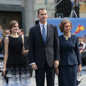 Le roi Felipe VI et la reine Letizia d'Espagne, accompagnés par la reine Sofia, présidaient la cérémonie des Prix Princesse des Asturies le 23 octobre 2015 au Théâtre Campoamor à Oviedo.