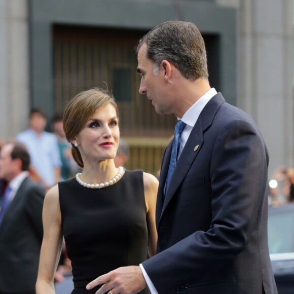 Le roi Felipe VI et la reine Letizia d'Espagne, accompagnés par la reine Sofia, présidaient la cérémonie des Prix Princesse des Asturies le 23 octobre 2015 au Théâtre Campoamor à Oviedo.