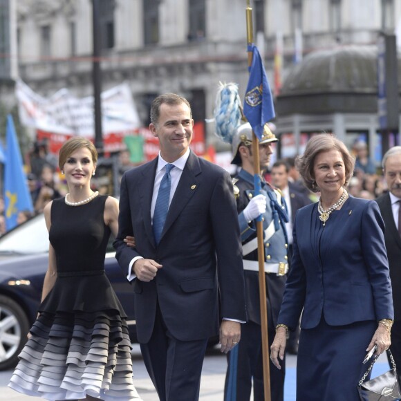 Le roi Felipe VI et la reine Letizia d'Espagne, accompagnés par la reine Sofia, présidaient la cérémonie des Prix Princesse des Asturies le 23 octobre 2015 au Théâtre Campoamor à Oviedo.