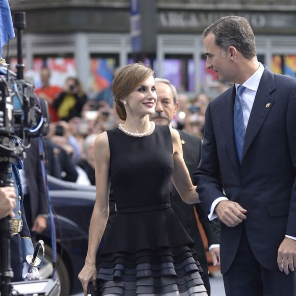 Le roi Felipe VI et la reine Letizia d'Espagne, accompagnés par la reine Sofia, présidaient la cérémonie des Prix Princesse des Asturies le 23 octobre 2015 au Théâtre Campoamor à Oviedo.