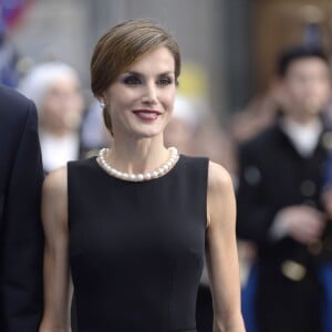 Le roi Felipe VI et la reine Letizia d'Espagne, accompagnés par la reine Sofia, présidaient la cérémonie des Prix Princesse des Asturies le 23 octobre 2015 au Théâtre Campoamor à Oviedo.