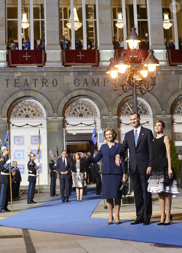 Le roi Felipe VI et la reine Letizia d'Espagne, accompagnés par la reine Sofia, présidaient la cérémonie des Prix Princesse des Asturies le 23 octobre 2015 au Théâtre Campoamor à Oviedo.