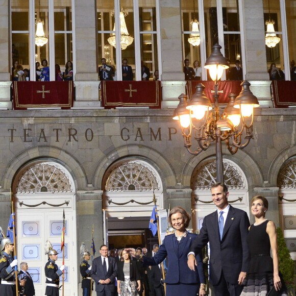 Le roi Felipe VI et la reine Letizia d'Espagne, accompagnés par la reine Sofia, présidaient la cérémonie des Prix Princesse des Asturies le 23 octobre 2015 au Théâtre Campoamor à Oviedo.