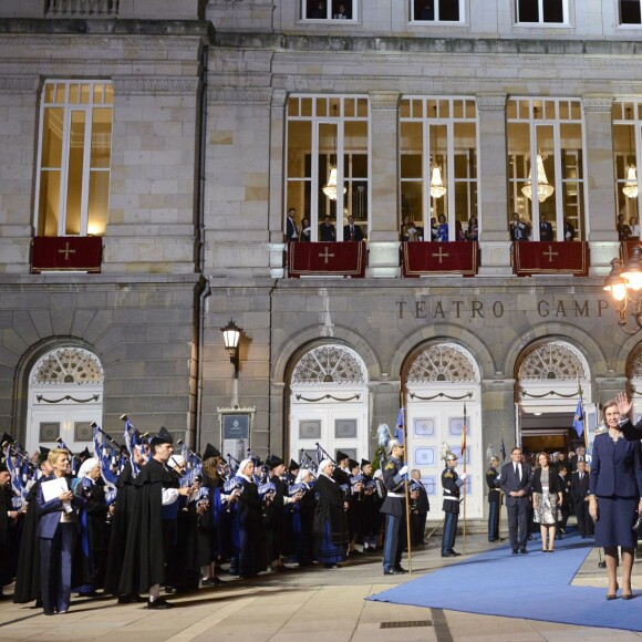 Le roi Felipe VI et la reine Letizia d'Espagne, accompagnés par la reine Sofia, présidaient la cérémonie des Prix Princesse des Asturies le 23 octobre 2015 au Théâtre Campoamor à Oviedo.