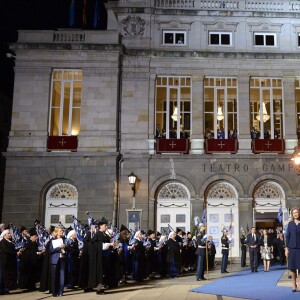 Le roi Felipe VI et la reine Letizia d'Espagne, accompagnés par la reine Sofia, présidaient la cérémonie des Prix Princesse des Asturies le 23 octobre 2015 au Théâtre Campoamor à Oviedo.