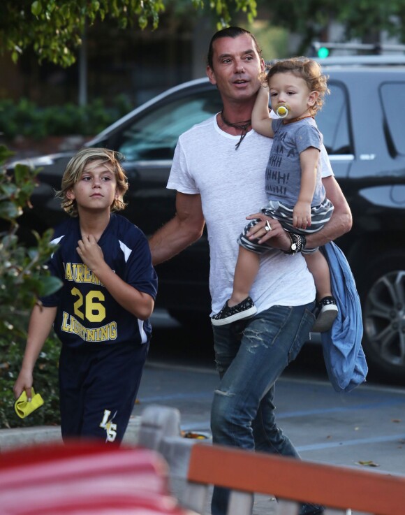 Gavin Rossdale avec ses enfants Kingston, Zuma et Apollo le 1er octobre 2015 dans Bel Air, à Los Angeles
