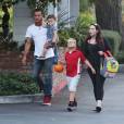 Gavin Rossdale avec ses enfants Kingston, Zuma et Apollo le 1er octobre 2015 dans Bel Air, à Los Angeles
