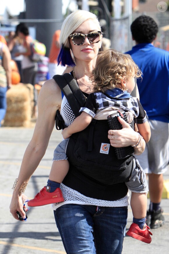 Gwen Stefani préparait Halloween avec ses trois fils le 24 octobre 2015 chez Sam's Pumpkin Patch à Los Angeles.