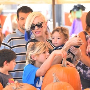 Gwen Stefani préparait Halloween avec ses trois fils le 24 octobre 2015 chez Sam's Pumpkin Patch à Los Angeles.