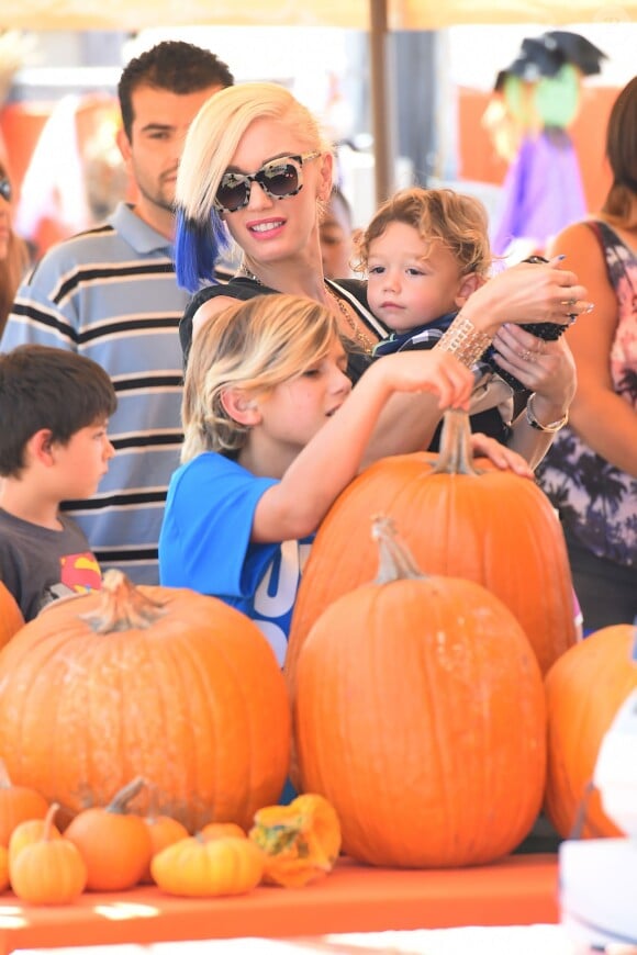 Gwen Stefani préparait Halloween avec ses trois fils le 24 octobre 2015 chez Sam's Pumpkin Patch à Los Angeles.