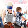 Gwen Stefani préparait Halloween avec ses trois fils le 24 octobre 2015 chez Sam's Pumpkin Patch à Los Angeles.
