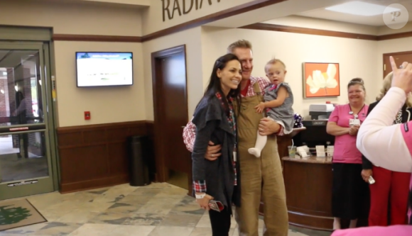 Rory Feek et sa femme Joey quittant le centre de cancérologie où elle a été traitée d'août à octobre 2015, en vain. Parents d'une petite Indiana, ils se préparent au pire : elle est atteinte d'un cancer en phase terminale et a arrêté son traitement... Capture d'écran de leur blog This Life I Live.