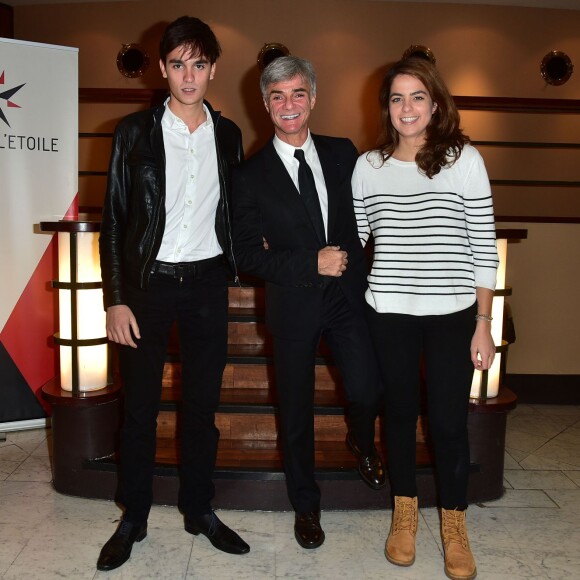 Exclusif - Alain-Fabien Delon, Cyril Viguier et Anouchka Delon lors de la projection du documentaire "Alain Delon, cet Inconnu" au Club de l'Etoile à Paris le 21 octobre 2015.