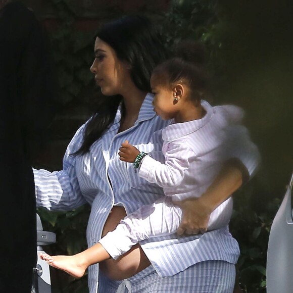 Kim Kardashian et sa fille North West arrivent à la maison du couple Azoff pour assister à sa baby-shower. Beverly Hills, le 25 octobre 2015.