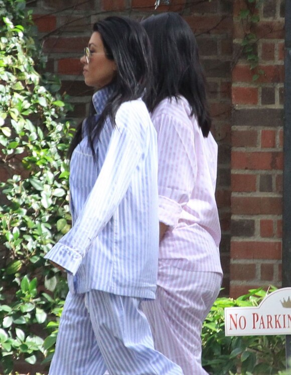 Kourtney Kardashian et Tracy Nguyen arrivent à la maison du couple Azoff pour assister à la baby-shower de Kim Kardashian. Beverly Hills, le 25 octobre 2015.