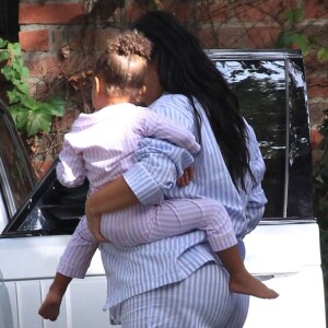 Kim Kardashian et sa fille North West arrivent à la maison du couple Azoff pour assister à sa baby-shower. Beverly Hills, le 25 octobre 2015.