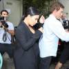 Kim Kardashian, enceinte, quitte le restaurant Cielo à l'issue d'un brunch en compagnie de quelques fans. Los Angeles, le 24 octobre 2015.
