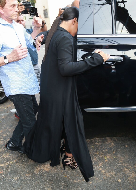 Kim Kardashian, enceinte, quitte le restaurant Cielo à l'issue d'un brunch en compagnie de quelques fans. Los Angeles, le 24 octobre 2015.